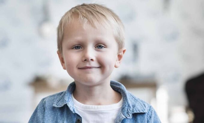 jongetje eet op school