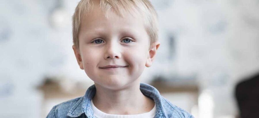 jongetje eet op school