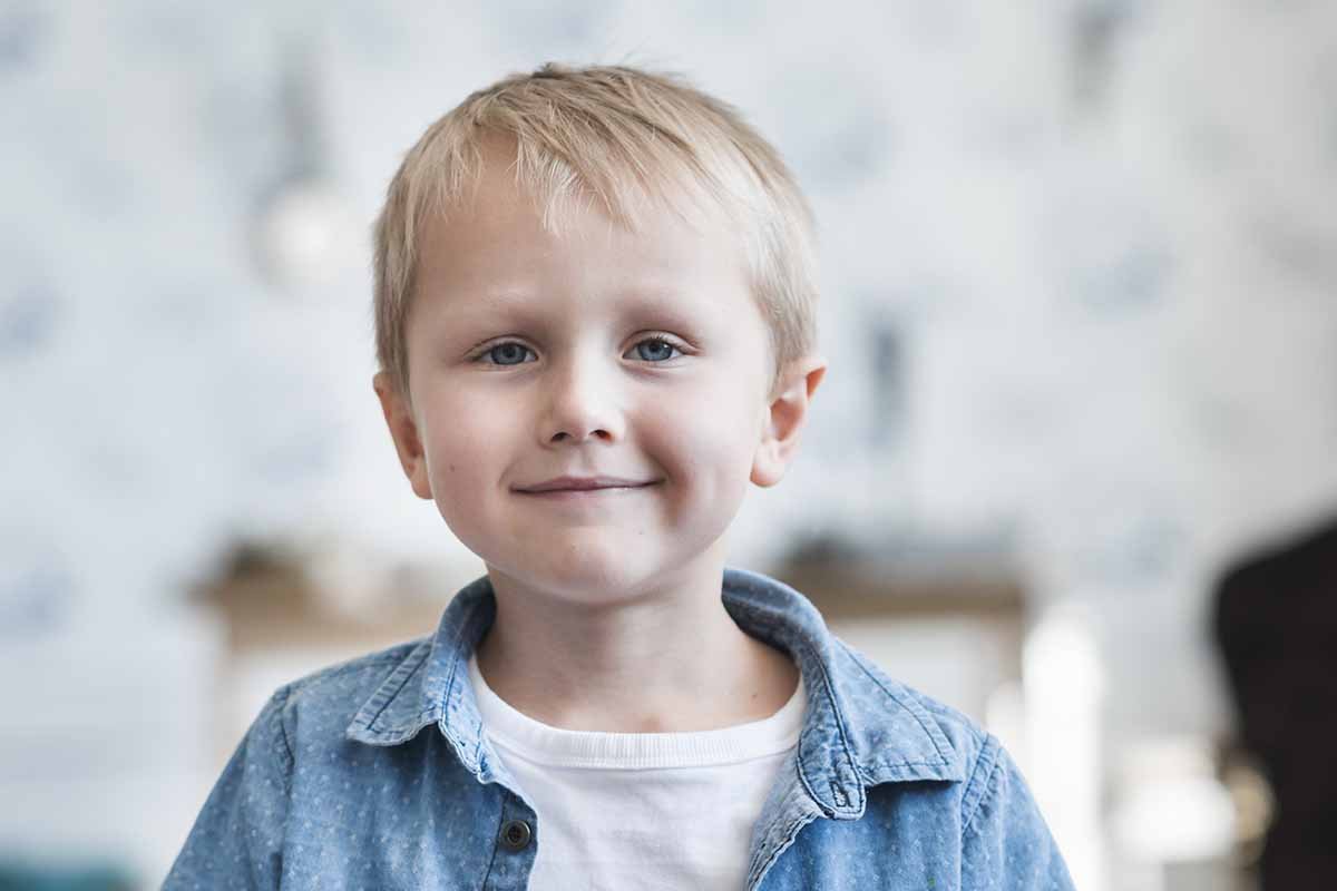 jongetje eet op school